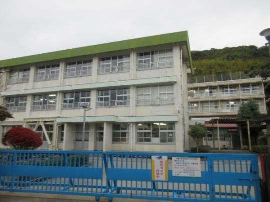 【周辺】　高知市立三里小学校：1039m