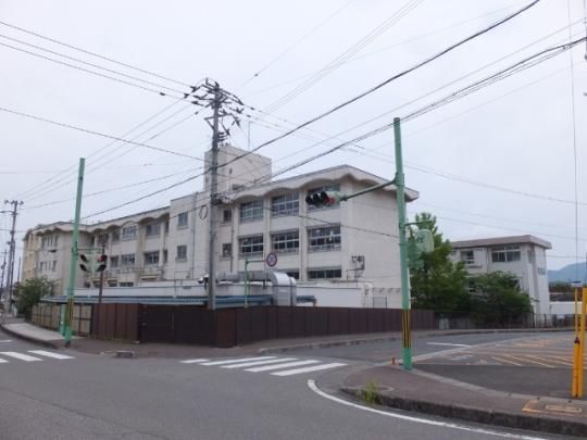 【周辺】　高知市立初月小学校：668m