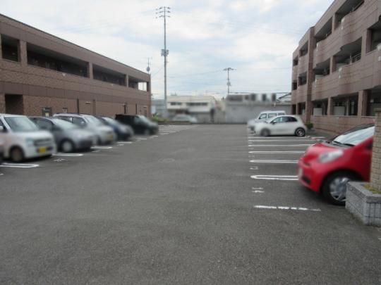 【建物外観】　駐車場