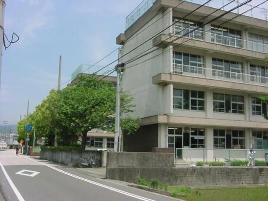 【周辺】　高知市立神田小学校：642m