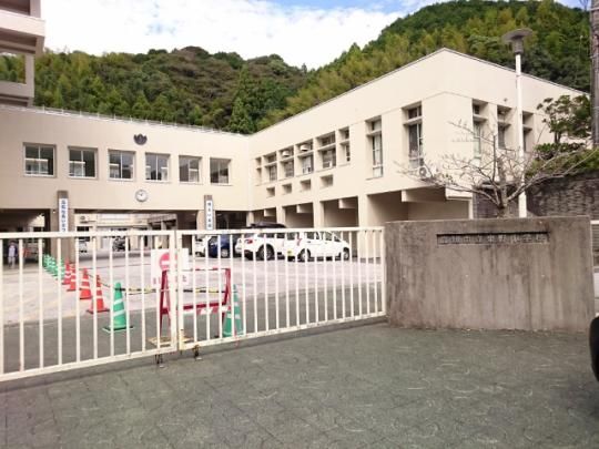 【周辺】　高知市立泉野小学校：722m
